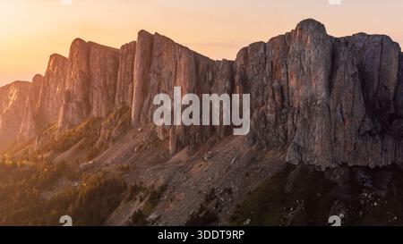 Vue panoramique drone du parc national Bolchoï Tkhach montagne dans le Caucase avec des tons de coucher de soleil Banque D'Images