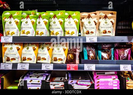 Londres Royaume-Uni, 03 janvier 2026, sélection de snacks sucrés sucrés au lait et au chocolat noir Banque D'Images