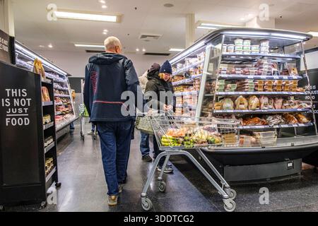 Londres Royaume-Uni, 03 janvier 2026, couple Food Shopping dans Un supermarché avec Un chariot Banque D'Images