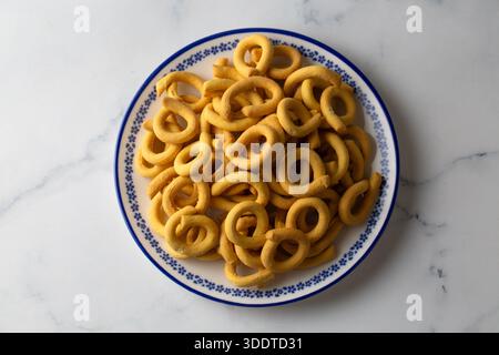 Cuisine italienne traditionnelle faite à la main Taralli ou Taralluci Banque D'Images
