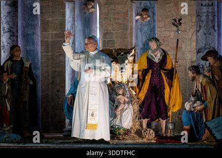 Le Pape Léon XIV salue et bénit les fidèles réunis à la place Pierre. Banque D'Images