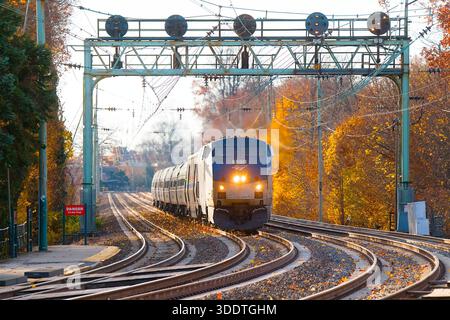 Train Amtrak Pennsylvanian #42 approchant la gare de Narberth sur la voie 2 en novembre 2025 à New York City Banque D'Images