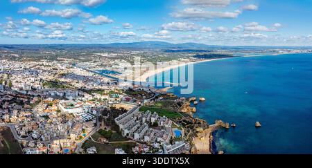 Panorama aérien de la ville Lagos sur la côte sud de l'Algarve Portugal Europe Banque D'Images