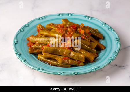 Délicieux plats traditionnels turcs ; haricots verts à l'huile d'olive ; nom turc ; Zeytinyagli taze fasulye Banque D'Images