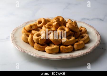 Les taralli sont des collations toroïdales italiennes courantes dans le sud de l'Italie. Banque D'Images