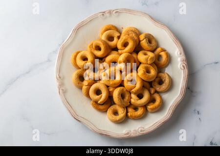 Les taralli sont des collations toroïdales italiennes courantes dans le sud de l'Italie. Banque D'Images