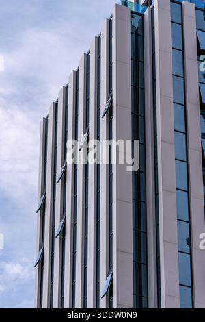 Détails dans l'architecture moderne faite avec du béton, du verre et du métal Banque D'Images