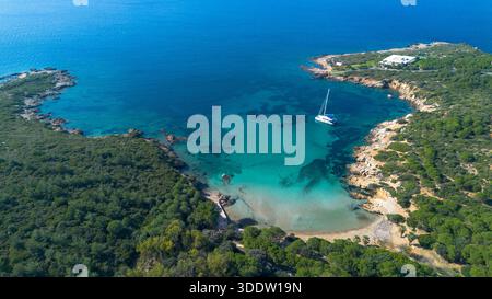 Vue sur la plage d'Ekmeksiz depuis, Seferihisar - Turquie Banque D'Images