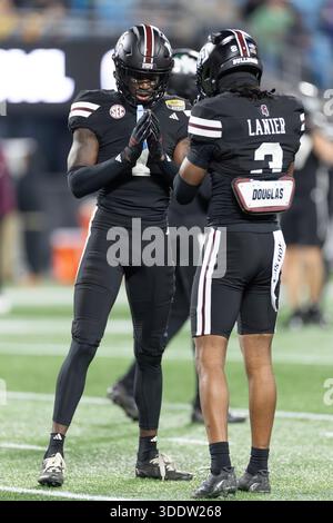 Charlotte, Caroline du Nord, États-Unis ; le quarterback Kamario Taylor des Bulldogs du Mississippi State s’entretient avec Anthony Evans III (3), le receveur des Bulldogs du Mississippi State, lors du match du Duke’s Mayo Bowl contre les Deacons de Wake Forest au Bank of America Stadium le vendredi 2 janvier 2026. Les diacres démons ont battu les Bulldogs 43-29. (Brian Villanueva/image du sport) Banque D'Images