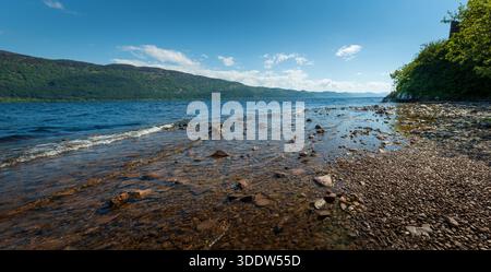 Vue panoramique basse sur le Loch Ness, vue depuis une petite plage de peebles, Highlands, Écosse Banque D'Images