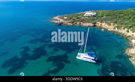 Vue sur la plage d'Ekmeksiz depuis, Seferihisar - Turquie Banque D'Images