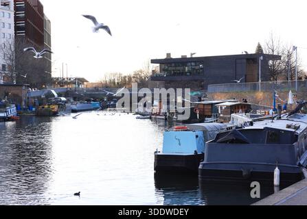 Une journée d'hiver glaciale sur Regents canal à Granary Square, Kings Cross, au nord de Londres, Royaume-Uni Banque D'Images