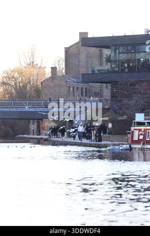 Une journée d'hiver glaciale sur Regents canal à Granary Square, Kings Cross, au nord de Londres, Royaume-Uni Banque D'Images
