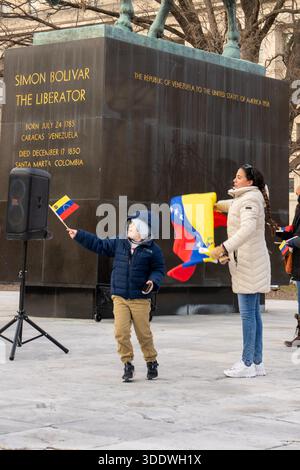Washington, DC, États-Unis. 3 janvier 2026. Venzuelan se réunit près de la statue de SimÃ³n BolÃ-var à Washington, DC pour célébrer l'arrestation de Nicholas Maduro le 3 janvier 2025. (Crédit image : © Andrew Leyden/ZUMA Press Wire) USAGE ÉDITORIAL SEULEMENT ! Non destiné à UN USAGE commercial ! Crédit : ZUMA Press, Inc/Alamy Live News Banque D'Images