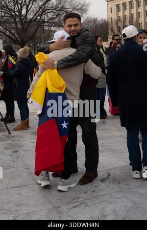 Washington, DC, États-Unis. 3 janvier 2026. Venzuelan se réunit près de la statue de SimÃ³n BolÃ-var à Washington, DC pour célébrer l'arrestation de Nicholas Maduro le 3 janvier 2025. (Crédit image : © Andrew Leyden/ZUMA Press Wire) USAGE ÉDITORIAL SEULEMENT ! Non destiné à UN USAGE commercial ! Crédit : ZUMA Press, Inc/Alamy Live News Banque D'Images