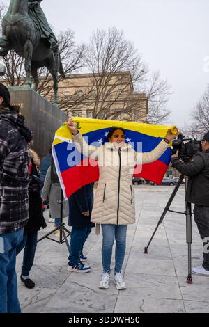 Washington, DC, États-Unis. 3 janvier 2026. Venzuelan se réunit près de la statue de SimÃ³n BolÃ-var à Washington, DC pour célébrer l'arrestation de Nicholas Maduro le 3 janvier 2025. (Crédit image : © Andrew Leyden/ZUMA Press Wire) USAGE ÉDITORIAL SEULEMENT ! Non destiné à UN USAGE commercial ! Crédit : ZUMA Press, Inc/Alamy Live News Banque D'Images