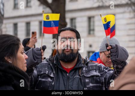Washington, DC, États-Unis. 3 janvier 2026. Venzuelan se réunit près de la statue de SimÃ³n BolÃ-var à Washington, DC pour célébrer l'arrestation de Nicholas Maduro le 3 janvier 2025. (Crédit image : © Andrew Leyden/ZUMA Press Wire) USAGE ÉDITORIAL SEULEMENT ! Non destiné à UN USAGE commercial ! Crédit : ZUMA Press, Inc/Alamy Live News Banque D'Images