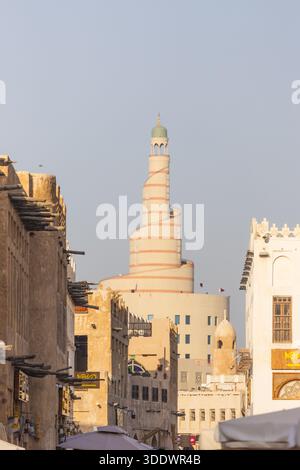 Doha, Qatar - 21 février 2025 : vue sur la mosquée en spirale caractéristique du Centre culturel islamique Fanar Qatar au milieu de bâtiments traditionnels, baignée dans le Banque D'Images