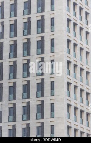 Doha, Qatar - 21 février 2025 : vue de la façade du bâtiment, symphonie de pierre et de verre, s'élève avec précision géométrique sur le ciel. Banque D'Images