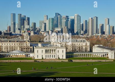 Vue panoramique sur les gratte-ciel de Londres avec les gratte-ciel de Canary Wharf et l'historique Old Royal Naval College à Greenwich Park par une journée ensoleillée. Banque D'Images