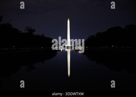 Le Washington Monument illuminé la nuit, reflété dans les eaux calmes du Lincoln Memorial Reflecting Pool. Monument emblématique de Washington DC. Banque D'Images