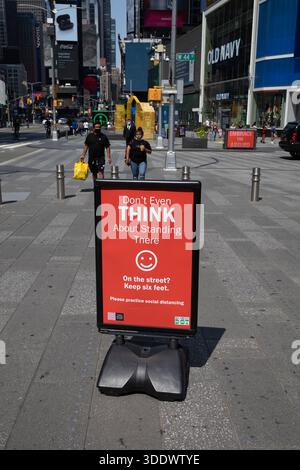 La signalétique pandémique à Times Square, New York, dit : « ne pensez même pas à vous tenir là. Dans la rue, gardez six pieds' pour la distanciation sociale. Banque D'Images