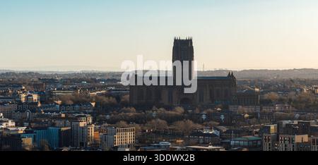 Vue aérienne du lever du soleil de Liverpool avec la cathédrale de Liverpool centrée Banque D'Images