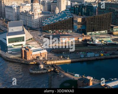 Vue aérienne au lever du soleil sur le front de mer de Liverpool avec musée et trois grâces Banque D'Images