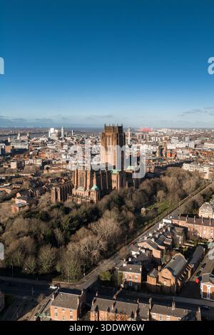 Vue aérienne du lever du soleil de Liverpool avec la cathédrale et l'horizon de Liverpool Banque D'Images