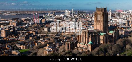 Vue aérienne du lever du soleil de Liverpool avec la cathédrale de Liverpool et Mersey Banque D'Images