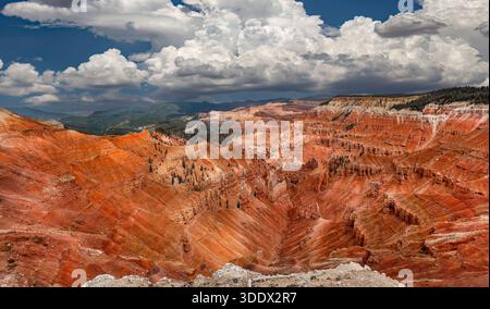 Le vaste amphithéâtre naturel de Cedar Breaks révèle des falaises aux couleurs éclatantes sculptées dans la formation de Claron, sur le plateau de Markagunt. Bandes Banque D'Images