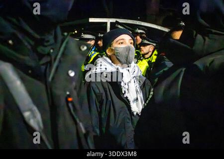 Une manifestation a eu lieu devant le HMP New Hall à Wakefield en soutien à Heba, un prisonnier qui ferait partie du groupe « Filton 24 », qui est actuellement en grève de la faim. Des manifestants se sont rassemblés pour mettre en lumière les préoccupations concernant son traitement et ses conditions, appelant à une attention urgente sur son cas et exigeant que les autorités pénitentiaires prennent en charge son bien-être. Banque D'Images