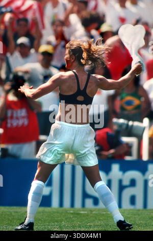 Brandi Chastain célèbre alors qu'elle marque la pénalité gagnante du match pour Team USA en finale de la Coupe du monde de la FIFA 1999. Banque D'Images