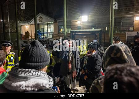 Devant la prison du HMP New Hall, des manifestants se sont montrés solidaires de Heba Muraisi, l’une des 24 Filton, qui est maintenant au 62e jour de sa grève de la faim. Heba a été arrêté le 19 novembre 2024 lors d’un raid à l’aube dans la troisième vague d’arrestations de Filton, sur des allégations de lien avec l’action de Filton, qui a vu plus d’un million de livres sterling de dommages causés au centre de recherche d’Elbit pour les armes israéliennes. Elle a été arrêtée violemment et dépouillée de ses vêtements et de sa dignité, ce qui l'a profondément traumatisée. Initialement détenue et interrogée en vertu de pouvoirs antiterroristes, elle a ensuite été placée en détention provisoire. Banque D'Images