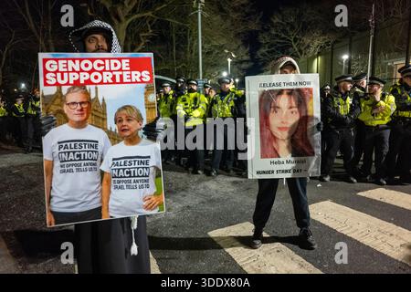 Devant la prison du HMP New Hall, des manifestants se sont montrés solidaires de Heba Muraisi, l’une des 24 Filton, qui est maintenant au 62e jour de sa grève de la faim. Heba a été arrêté le 19 novembre 2024 lors d’un raid à l’aube dans la troisième vague d’arrestations de Filton, sur des allégations de lien avec l’action de Filton, qui a vu plus d’un million de livres sterling de dommages causés au centre de recherche d’Elbit pour les armes israéliennes. Elle a été arrêtée violemment et dépouillée de ses vêtements et de sa dignité, ce qui l'a profondément traumatisée. Initialement détenue et interrogée en vertu de pouvoirs antiterroristes, elle a ensuite été placée en détention provisoire. Banque D'Images