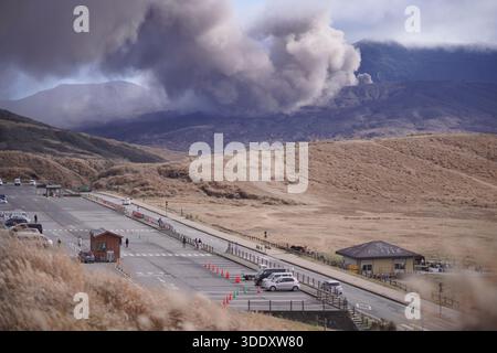 Vue panoramique sur le paysage volcanique accidenté du volcan Aso Japon avec un vaste cratère, des prairies vallonnées, des nuages spectaculaires, la géologie naturelle, les voyages. Banque D'Images