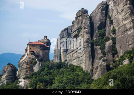 Les monastères byzantins des Météores perchés au sommet d'imposants piliers de pierre de grès sous un ciel spectaculaire en Thessalie, en Grèce. Banque D'Images