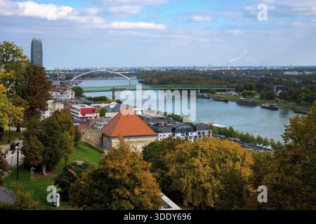 Vue sur Bratislava et le Danube, Slovaquie Banque D'Images