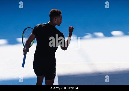 HONG KONG, Chine - 04 JANVIER : Michael Mmoh, des États-Unis, célèbre le match de qualification en simple masculin de la Bank of China Hong Kong Tennis Open 2026 (ATP 250) contre Cristian Garin, du Chili, au Victoria Park Tennis Centre court le 4 janvier 2026 à Hong Kong, Chine (photo de Jack Ng/Alamy Live News) Banque D'Images