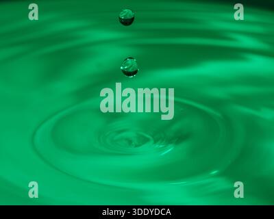 Goutte d'eau dans un verre de couleur bleue Banque D'Images