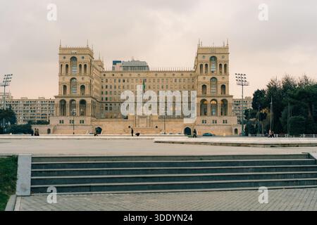 La Maison du gouvernement de Bakou est un bâtiment gouvernemental abritant divers ministères d'État d'Azerbaïdjan. Situé sur l'avenue Neftchiler et face au Bakou, Banque D'Images