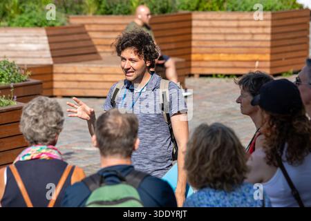 Visite guidée devant un groupe de touristes à Raekoja plats, une place de la mairie dans la vieille ville de Tallinn, Estonie Banque D'Images