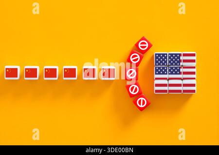Guerre commerciale entre les États-Unis et la Chine, barrières économiques, sanctions, tarifs douaniers et embargo. Drapeau chinois faisant face à des barrières commerciales du drapeau américain. Banque D'Images