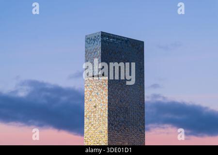 Le gratte-ciel moderne Scandic Victoria Tower avec sa façade géométrique en verre contre un ciel crépusculaire au crépuscule à Stockholm, Suède. Banque D'Images