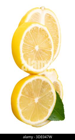 Vue de face de fruits de citron jaune mûr en tranches dans deux cercles et deux formes ovales avec feuille verte en pile est isolé sur fond blanc. Banque D'Images
