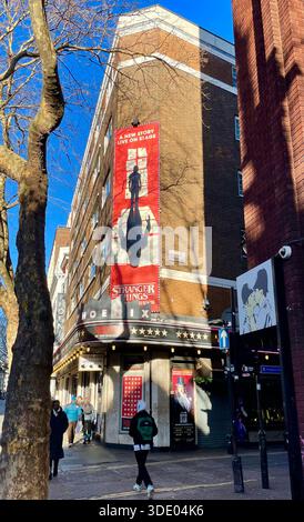 Stranger Things The First Shadow est au Pheonix Theatre dans le West End de Londres et les arbres projettent une ombre étrange sur l'affiche publicitaire Banque D'Images