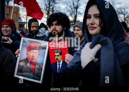 AMSTERDAM – des manifestants protestent devant le consulat américain contre l’attaque américaine contre le Venezuela. La manifestation a été organisée par le groupe People for Peace et les vétérans antifascistes de la résistance des pays-Bas (AFVN). ROBIN VAN LONKHUIJSEN / ANP pays-bas OUT - belgique OUT Banque D'Images