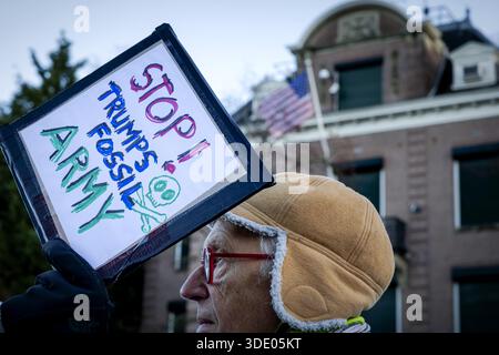 AMSTERDAM – des manifestants protestent devant le consulat américain contre l’attaque américaine contre le Venezuela. La manifestation a été organisée par le groupe People for Peace et les vétérans antifascistes de la résistance des pays-Bas (AFVN). ROBIN VAN LONKHUIJSEN / ANP pays-bas OUT - belgique OUT Banque D'Images