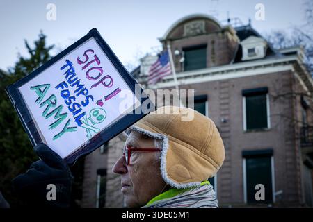 AMSTERDAM – des manifestants protestent devant le consulat américain contre l’attaque américaine contre le Venezuela. La manifestation a été organisée par le groupe People for Peace et les vétérans antifascistes de la résistance des pays-Bas (AFVN). ROBIN VAN LONKHUIJSEN / ANP pays-bas OUT - belgique OUT Banque D'Images