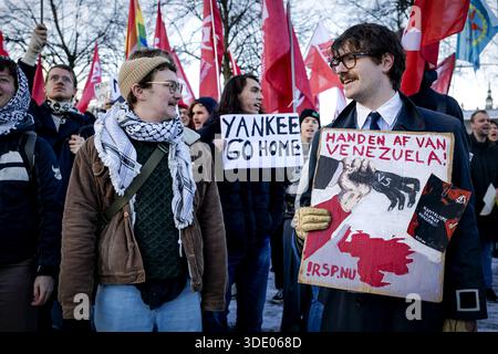 AMSTERDAM – des manifestants protestent devant le consulat américain contre l’attaque américaine contre le Venezuela. La manifestation a été organisée par le groupe People for Peace et les vétérans antifascistes de la résistance des pays-Bas (AFVN). ROBIN VAN LONKHUIJSEN / ANP pays-bas OUT - belgique OUT Banque D'Images